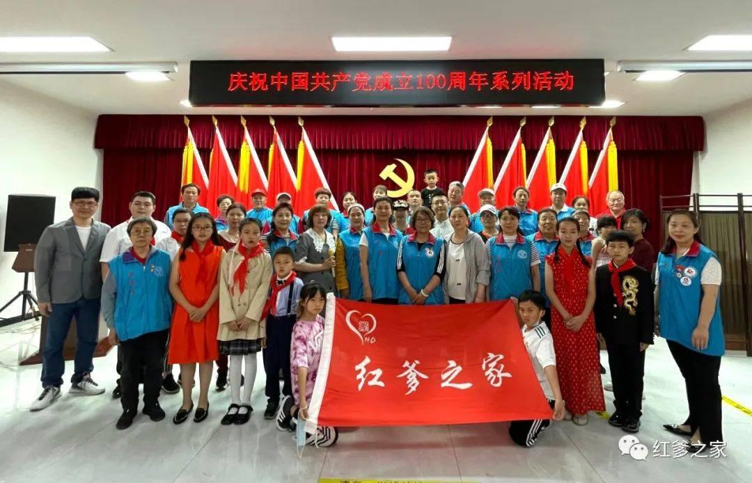 54岁李嘉欣真实状态曝光,与老公出席活动,走到哪手牵到哪