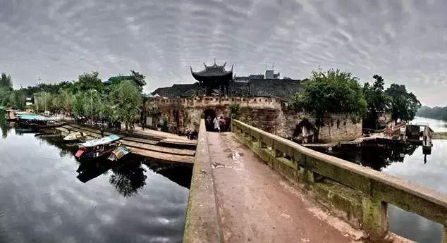 一个女生跟八个人同居过一个女生跟一个人同居八年 你会选择哪一个？游戏画面